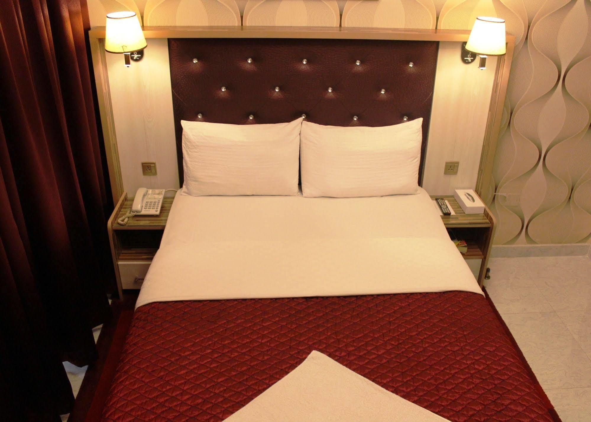 Sutchi Hotel Dubai Buitenkant foto